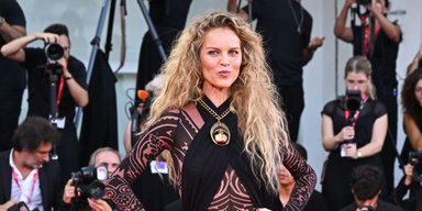 51-летняя Ева Герцигова в пикантном наряде вышла на красную дорожку в Венеции (фото)