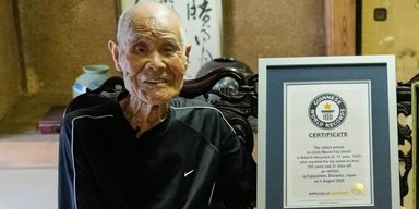 "Не знаю, чому прожив": 102-річний чоловік став світовим рекордсменом, підкоривши японську гору