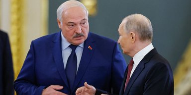 Блефует в угоду Путину. Зачем Лукашенко подтягивает танки к границе с Украиной