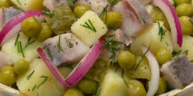 Сытный и вкусный салат с сельдью и картофелем: рецепт быстрого блюда