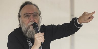 "Мы, русские, всегда страдали": идеолог РФ Дугин предложил выключить интернет на все лето