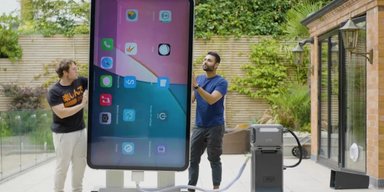 Блогер створив найбільший iPhone у світі і в нього є ліхтарик потужністю 400 Вт (фото)
