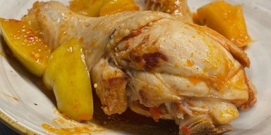Быстрый и вкусный ужин: рецепт куриных голеней с яблоками