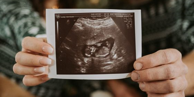 Діють, як досвідчені гімнасти: вчені з'ясували, що насправді роблять немовлята в утробі матері