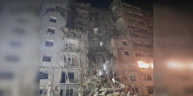 У Херсоні КАБ зніс під'їзд, під завалами жінка, постраждали 13-річні близнюки, — ОВА (фото, відео)
