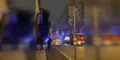 В центре Москвы загорелся исторический жилой дом: там жили советские военачальники, — соцсети (фото, видео)