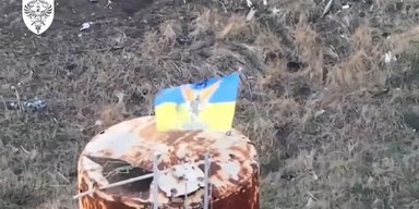 Під Бахмутом над позиціями ЗС РФ прикордонники встановили прапор України (відео)