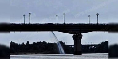 Под мостом Патона в Киеве после дождя образовался "водопад": что известно (видео)