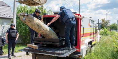 Упала на огород: в Харьковской области обезвредили 500-килограммовую российскую авиабомбу (фото)
