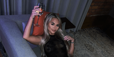 Зірка OnlyFans продає ексклюзивне вино по 5000 грн за пляшку: у чому секрет (фото, відео)