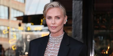 Шарліз Терон у перловому топі вирушила на відкриття бутика Breitling (фото)