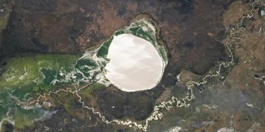 Озеро в Африке превращается в огромное серебристое зеркало благодаря редкому явлению (фото)