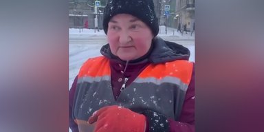 "Над головой пролетело": смелая дворник продолжила убирать снег после удара "Шахеда" (видео)