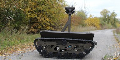 Несут 150 кг груза: ВСУ показали работу наземных дронов "Мураха-Mini" (видео)