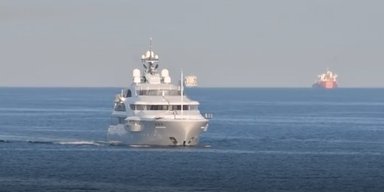 Переправили до Північного моря: яхту Путіна під конвоєм есмінця сховали подалі від дронів ЗСУ