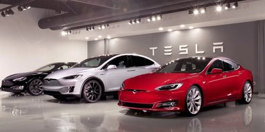 Ракетний обстріл України: у Києві загорівся автосалон Tesla, — ЗМІ (відео)