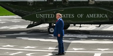 "Привітав порожнечу": Трамп зганьбився дивною поведінкою (відео)