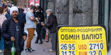 Несмотря на пошлины Трампа: в Украине растет курс доллара от НБУ, детали