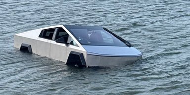 Власник Cybertruck вирішив випробувати режим амфібії: на березі його прийняла поліція (відео)