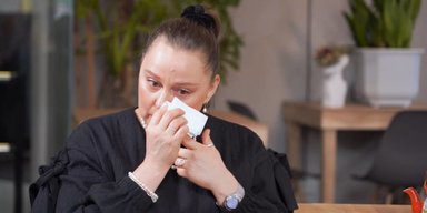 "Немає зв'язку майже два тижні": українська актриса розплакалася, говорячи про рідних в окупації (відео)