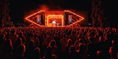 В Києві відбувся концерт пам"яті фронтмена гурту ADAM: шість тисяч людей прийшли вшанувати Михайла Клименка
