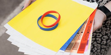 Бизнес на счастье. Как украинец запустил производство браслетов, в которых танцует вся Европа