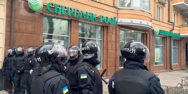 Уйти, чтоб остаться. Что скрывается за продажей украинской "дочки" российского Сбербанка