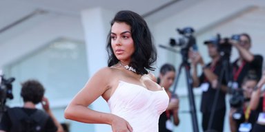 Джорджина Родригес в шикарном платье вышла на красную дорожку Diva E Donna в Венеции (фото)
