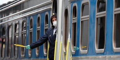 Шла в наушниках: на Львовщине женщина, которую сбил поезд, отсудила 150 тысяч грн у "Укрзализныци"