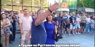 "Не хочу слышать русские песни": в Грузии мужчина испортил выступление уличному музыканту (видео)