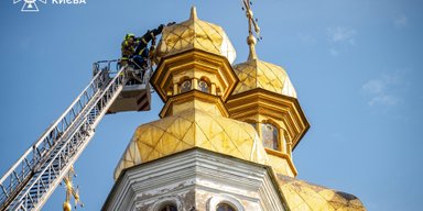 На церкві XVII століття: у Києво-Печерській лаврі завалився хрест (фото)