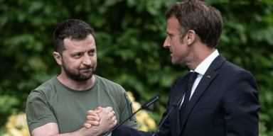 Зеленский попросил Макрона помочь Украине получить разрешение бить по базам носителей КАБов в РФ