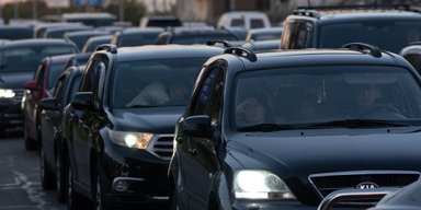 Від "Осокорків" до Майдану за 1325 грн: у Києві транспортний колапс після атаки РФ (відео)
