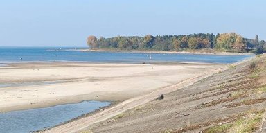 В Киевском море вода рекордно отступила от берега: эколог назвал причины обмеления