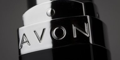 На тлі позовів про тальк у пудрах і тінях, який провокує рак: Avon оголосила себе банкрутом