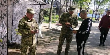 "Не є нормальним принципом": військовий порівняв рекрутинг у бригадах і роботу ТЦК (відео)