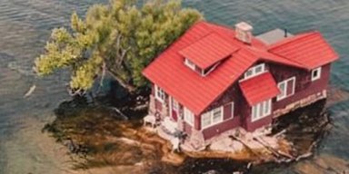 Дом, дерево и две скамейки: как выглядит самый маленький остров в мире (видео)