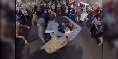 На Житомирщине гендиректора больницы бросили в мусорный бак: что стало причиной (видео)