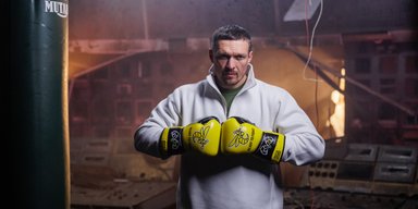 Александр Усик провел тренировку на разрушенной ТЭС ДТЭК