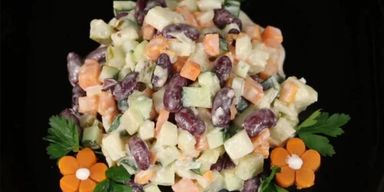 Бюджетно, вкусно и необычно: соленые и свежие огурцы в одном салате