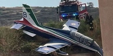 Показательный полет: в Италии три реактивных самолета Aermacchi столкнулись в воздухе (видео)