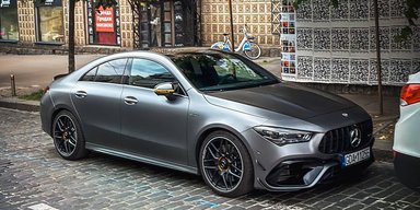 Стартує до сотні за 4 с: у Києві помітили рідкісний заряджений Mercedes на "бляхах" (фото)