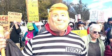 "Трамп продав Україну": на вулиці Вашингтона вийшли тисячі протестувальників (фото)
