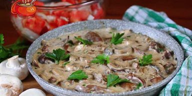 Для сімейної вечері: куряча печінка з грибами у вершковому соусі