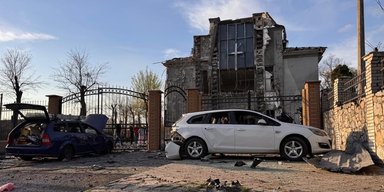 В Запорожье россияне ударили КАБами по храму во время молитвы: есть погибшие и раненые