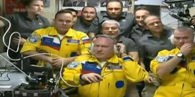 "Накопилось много желтого". Космонавты РФ прибыли на МКС в символических желто-голубых комбинезонах