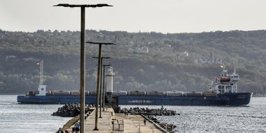 Основной способ логистики ВС РФ: в ВМС назвали значение ударов по российским паромам (видео)