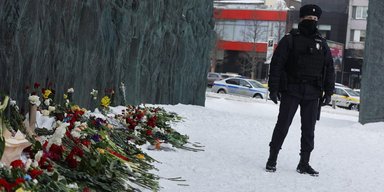 Не трогают только пенсионеров: в РФ после смерти Навального начались задержания (фото)