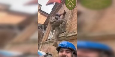 Бойцы ВСУ сняли флаг с административного здания в селе Дарьино Курской области (видео)
