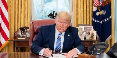 Тарифы на вино и хоккейные клюшки: Трамп ввел 50-процентную пошлину на импорт из Канады